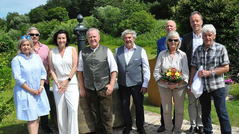 Mit dem Amtsbrunnen ist die Dorferneuerung Neustädtles 2. abgeschlossen. Das Bild zeigt (von links) Eva Böhm (stv. Landrätin), Rudolf Landgraf, Bundestagsabgeordnete Dorothee Bär, Bürgermeister Thomas Fischer und dessen Vorgänger Hermann Hippeli, Amtsrat Thomas Zürrlein, Renate Schauderna, Baudirektor Joachim Mair und Lothar Schauderna. Mit dem Amtsbrunnen ist die Dorferneuerung Neustädtles 2. abgeschlossen. Das Bild zeigt (von links) Eva Böhm (stv. Landrätin), Rudolf Landgraf, Bundestagsabgeordnete Dorothee Bär, Bürgermeister Thomas Fischer und dessen Vorgänger Hermann Hippeli, Amtsrat Thomas Zürrlein, Renate Schauderna, Baudirektor Joachim Mair und Lothar Schauderna.