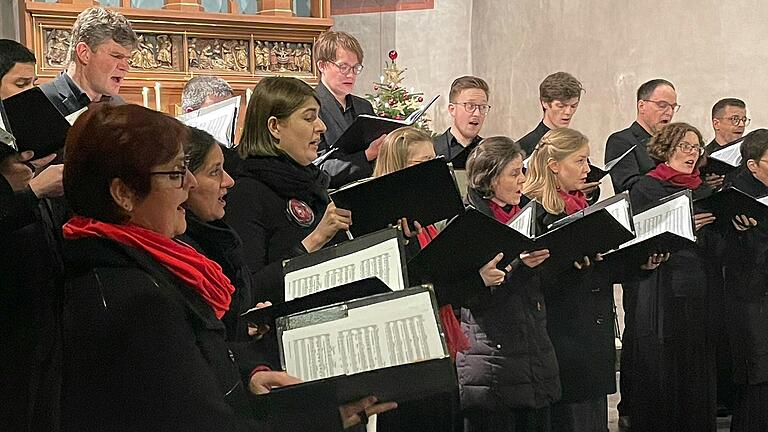 Die Solistinnen (links) des Ensembles Cantabile erstaunten bei ihren Solos mit ihrem Stimmumfang. Die Solistinnen (links) des Ensembles Cantabile erstaunten bei ihren Solos mit ihrem Stimmumfang.