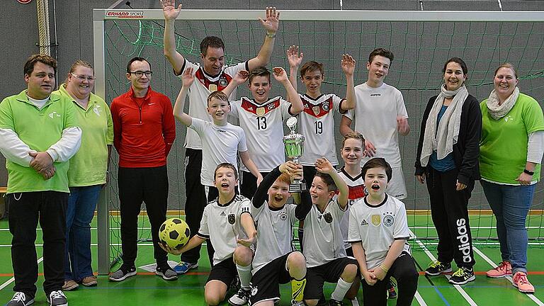 Sie vertreten in der Altersgruppe A das Dekanat Bad Neustadt beim Diözesanturnier in Marktheidenfeld: Die Mannschaft der Pfarreiengemeinschaft Besengau. Unser Bild zeigt sie zusammen mit (links): Manfred Pomp, Lisa Schmitt, Florian Drott (BDKJ) und rechts: Daniela Englert (Regio)  und Eva Haubenreich-Schmitt (BDKJ).