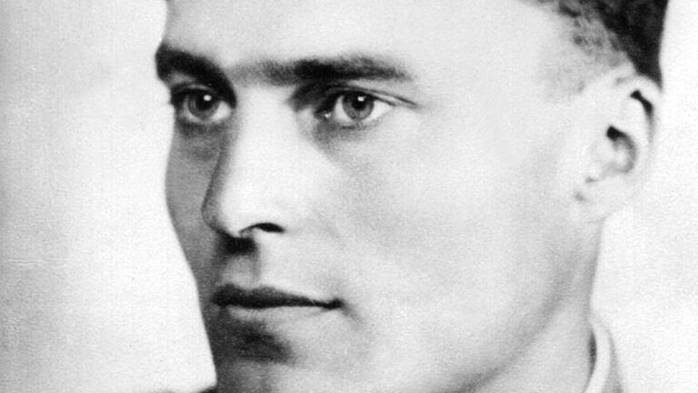 Stauffenberg in den 1930er Jahren: Filme und Bücher über den Anschlag vom 20. Juli 1944 konzentrieren sich oft stark auf ihn, auch wenn er wohl viel mehr Mitstreiter hatte als bisher angenommen. Stauffenberg in den 1930er Jahren: Filme und Bücher über den Anschlag vom 20. Juli 1944 konzentrieren sich oft stark auf ihn, auch wenn er wohl viel mehr Mitstreiter hatte als bisher angenommen.