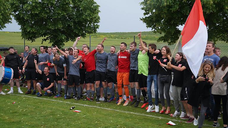 Geschafft: Gemeinsam mit ihren Fans bejubeln die Spieler der SpVgg Sulzdorf/Bundorf nach dem 3:0-Sieg gegen die SG Obererthal I/Frankenbrunn I/Thulba II den Aufstieg in die Kreisklasse.