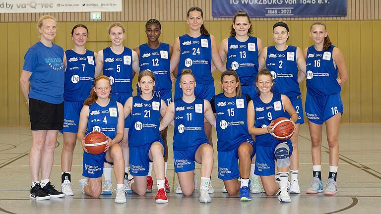 Stehend von links: Trainerin Janet Fowler-Michel, Mia Stein, Linn Jürgensen, Chanel Ndi, Leo Greser, Paula Wenemoser, Johanna Michel, Mia Wiegand; Vorne von links: Franziska Schulz, Kate Scheibli, Tony Fuchsbauer, Lauren Fech, Kaya Szych, Es fehlen: Elina Timoschenko, Charlotte Soth, Alex Daub, Luisa Hofmann, Fritzi Raubach und Fine Böhmke, Stehend von links: Trainerin Janet Fowler-Michel, Mia Stein, Linn Jürgensen, Chanel Ndi, Leo Greser, Paula Wenemoser, Johanna Michel, Mia Wiegand; Vorne von links: Franziska Schulz, Kate Scheibli, Tony Fuchsbauer, Lauren Fech, Kaya Szych, Es fehlen: Elina Timoschenko, Charlotte Soth, Alex Daub, Luisa Hofmann, Fritzi Raubach und Fine Böhmke, 