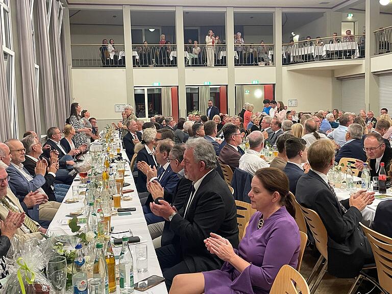 Im Saal und auf der Bühne standen Sängerinnen und Sänger auf und sangen ein Loblied auf die Stadt und ihren Bürgermeister. Im Saal und auf der Bühne standen Sängerinnen und Sänger auf und sangen ein Loblied auf die Stadt und ihren Bürgermeister.