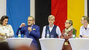 Leidenschaft für die Demokratie: Fünf Direktkandidatinnen und Direktkandidaten zur Bundestagswahl am 23. Februar im Wahlkreis Bad Kissingen diskutierten in Schondra mit Energie um die richtige Politik für das flache Land. Im Bild (v. links) Dorothee Bär (CSU), Karl Graf Stauffenberg (FDP), Christian Ruser (Bündnis 90/Die Grünen), Sabine Dittmar (SPD) und Florian Beck (Die Linke).
