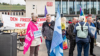 Rund 300 Menschen nehmen am Samstag 19.04.25 am Ostermarsch durch Würzburg teil. Er hat zum Thema: Den Frieden gewinnen - nicht den Krieg'. Sie demonstrieren gegen die weltweite Aufrüstung.