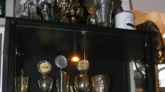 Pokale und Trophäen zeugen von den Rallyes, die Kienberger bestritten hat. Pokale und Trophäen zeugen von den Rallyes, die Kienberger bestritten hat.