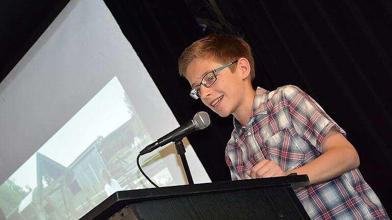 Poetry-Slam für Kinderrechte. Justus Lamm ist ein echtes Talent auf diesem Gebiet. Bei der Feier „Zehn Jahre Kinderschutzbund“ bekam er viel Lob für seine Reime. Poetry-Slam für Kinderrechte. Justus Lamm ist ein echtes Talent auf diesem Gebiet. Bei der Feier „Zehn Jahre Kinderschutzbund“ bekam er viel Lob für seine Reime.