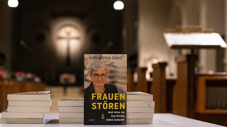 Buch von Schwester Katharina Ganz bei der Lesung in der Abteikirche Münsterschwarzach. Buch von Schwester Katharina Ganz bei der Lesung in der Abteikirche Münsterschwarzach.