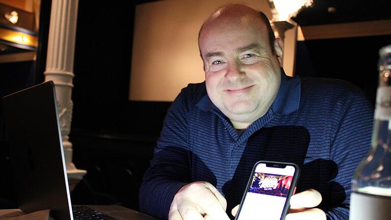 Thomas Most zeigt die neue Roxy Kitzingen-App, die stets das aktuelle Filmprogramm parat hält. Thomas Most zeigt die neue Roxy Kitzingen-App, die stets das aktuelle Filmprogramm parat hält.
