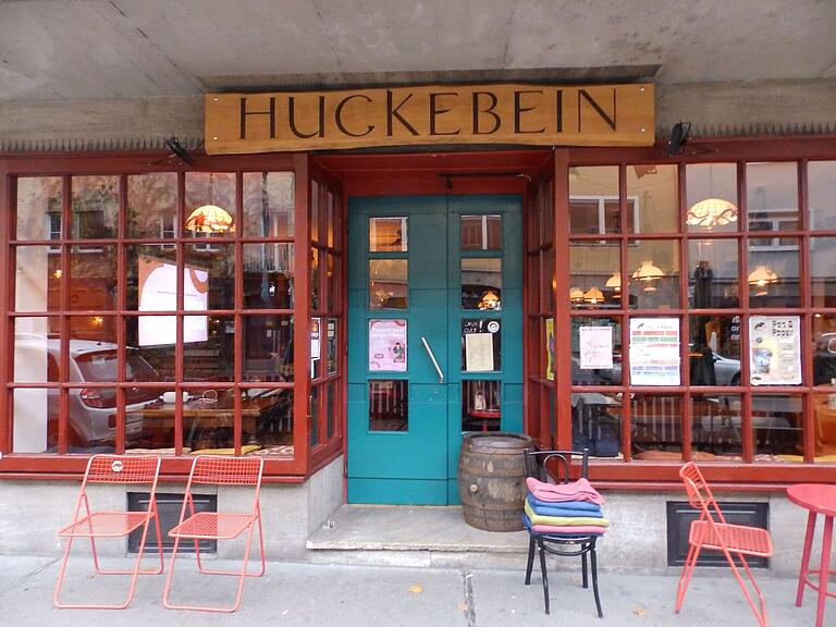 Zum ersten Mal veranstaltete die Kneipe 'Hanna Huckebein' ein Speed-Dating-Event, bei dem Singles durch Freunde vorgestellt werden. Zum ersten Mal veranstaltete die Kneipe 'Hanna Huckebein' ein Speed-Dating-Event, bei dem Singles durch Freunde vorgestellt werden. 