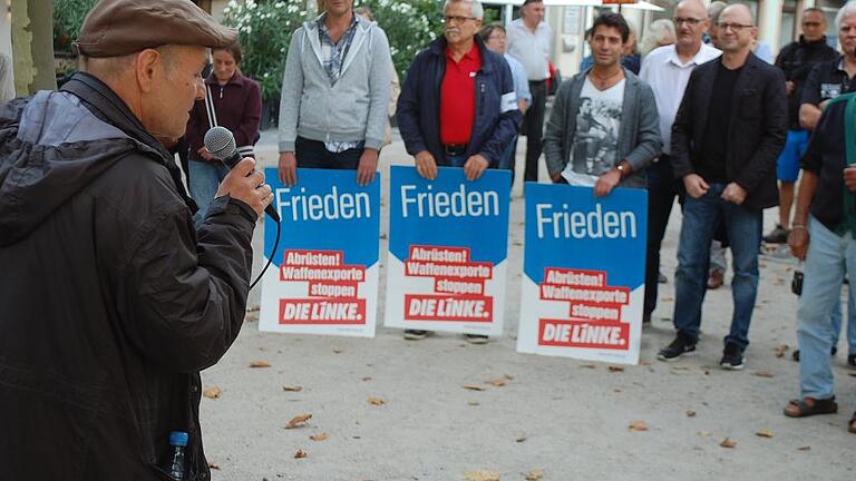 Schauspieler Peter Hub trat bei der Kundgebung zum Antikriegstag unter anderem mit einem Gedicht des Autors Hans-Peter Kraus vom &bdquo;Soldaten auf, der nicht stirbt, sondern fällt&ldquo;. Rund 100 Zuhörer kamen zum Georg-Wichtermann-Platz.