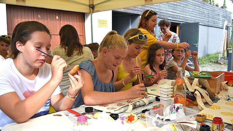 Natürlich standen Angebote für Kinder und Jugendliche im Mittelpunkt beim KjG-Jubiläumsfest. Hier verzieren die jungen Damen per Kartoffeldruck Stofftaschen. Natürlich standen Angebote für Kinder und Jugendliche im Mittelpunkt beim KjG-Jubiläumsfest. Hier verzieren die jungen Damen per Kartoffeldruck Stofftaschen.