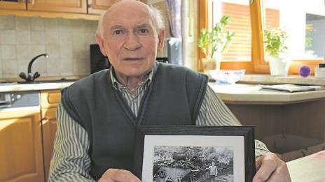 'Der Job war hart, aber er hat mir immer Spaß gemacht', sagt der Sandberger, der ein Bild von sich aus den 1970er Jahren zeigt. Foto: Jessica Vey - 'Der Job war hart, aber er hat mir immer Spaß gemacht', sagt der Sandberger, der ein Bild von sich aus den 1970er Jahren zeigt. Foto: Jessica Vey 'Der Job war hart, aber er hat mir immer Spaß gemacht', sagt der Sandberger, der ein Bild von sich aus den 1970er Jahren zeigt. Foto: Jessica Vey - 'Der Job war hart, aber er hat mir immer Spaß gemacht', sagt der Sandberger, der ein Bild von sich aus den 1970er Jahren zeigt. Foto: Jessica Vey