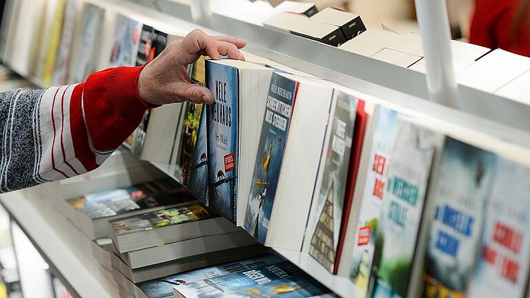 Buchpreisbindung       -  Aktuelle Bücher kosten derzeit überall dasselbe. Nach dem Willen der Monopolkommission soll sich das ändern.