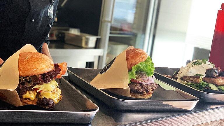'Hotvolee'-Burger im Kaffeefilter 'Hotvolee'-Burger im Kaffeefilter