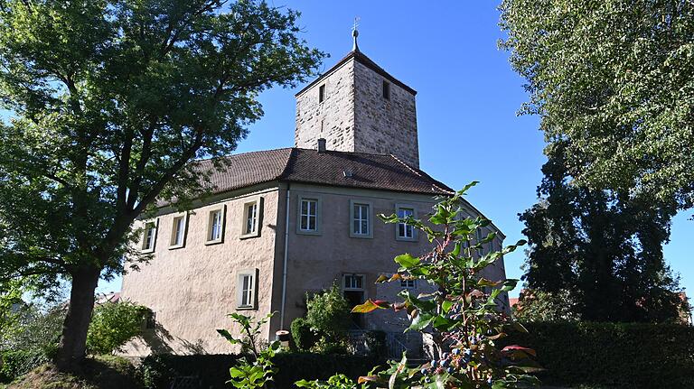 Aus dem 10. Jahrhundert stammen die ältesten Teile des Erlacher Wasserschlosses, das seit Beginn des 20. Jahrhunderts auch eine katholisch Kirche beherbergt. Aus dem 10. Jahrhundert stammen die ältesten Teile des Erlacher Wasserschlosses, das seit Beginn des 20. Jahrhunderts auch eine katholisch Kirche beherbergt.