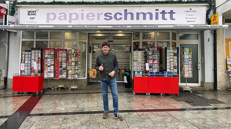 Die Mitarbeiterinnen und Mitarbeiter von Michael Schmitt, Inhaber von Papierschmitt am Schweinfurter Roßmarkt, sind fit. Die Mitarbeiterinnen und Mitarbeiter von Michael Schmitt, Inhaber von Papierschmitt am Schweinfurter Roßmarkt, sind fit.