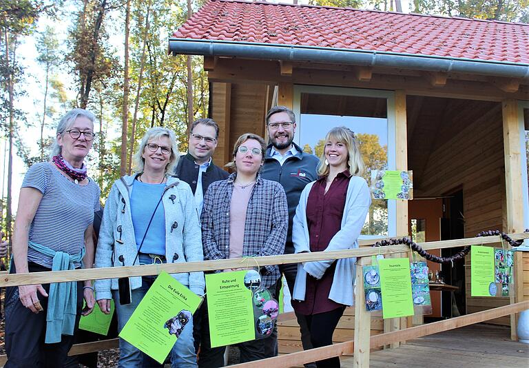 Der Waldkindergarten St. Hubertus in Feuerbach wurde nun offiziell seiner Bestimmung übergeben. Darüber freuten sich die Erzieherinnen Martina Scherm, Ulrike Schwanfelder (Gesamtleitung), Anni Grauß, und Linda Völker (von links), sowie hinten Benedikt Kuttenkeuler vom Träger und Wiesentheids Bürgermeister Klaus Köhler.