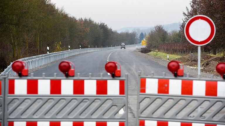 Auf dem Foto ist die Straßensperrung der B27 zwischen Thüngersheim und Retzbach im Jahr 2016 zu sehen. Auf dem Foto ist die Straßensperrung der B27 zwischen Thüngersheim und Retzbach im Jahr 2016 zu sehen. 
