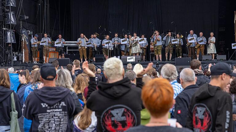Die Blasmusikkapelle Los Krawallos eröffnete das Streutal-Festival am 21. Juli vor großem Publikum. Die Blasmusikkapelle Los Krawallos eröffnete das Streutal-Festival am 21. Juli vor großem Publikum.