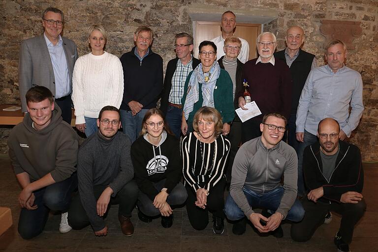 Gruppenbild von der Sportabzeichenverleihung mit Jubiläumsteilnehmern und dem Prüferteam. Gruppenbild von der Sportabzeichenverleihung mit Jubiläumsteilnehmern und dem Prüferteam.
