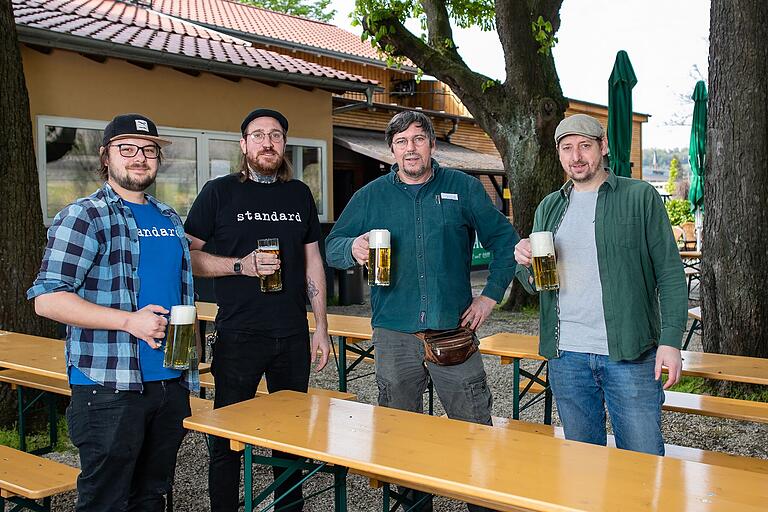 Tobias Zippel, Daniel Seberich, Harald Rauenbusch und Patrick Schopf betreiben seit Mai 2023 den Biergarten 'Wasserhäusle' an den Zellerauer Mainwiesen in Würzburg. Tobias Zippel, Daniel Seberich, Harald Rauenbusch und Patrick Schopf betreiben seit Mai 2023 den Biergarten 'Wasserhäusle' an den Zellerauer Mainwiesen in Würzburg.