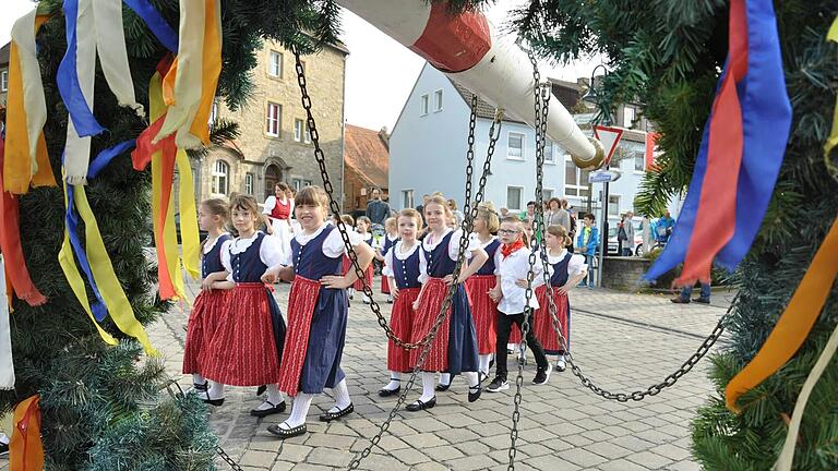 Die Rhönklubmädels tanzen um den Maibaum in Salz im Landkreis Rhön-Grabfeld (Archivfoto von 2016). Die Rhönklubmädels tanzen um den Maibaum in Salz im Landkreis Rhön-Grabfeld (Archivfoto von 2016).