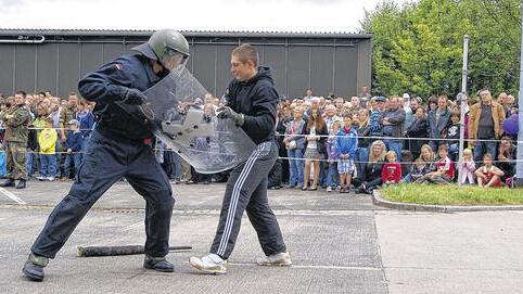 Abwehr eines aggressiven „Demonstranten“: Wie effektiv sich der Soldat mit seinem Schutzschild gegen einen Angreifer durchsetzt und dessen Angriffe gezielt kontert, demonstrierten die Soldaten an einer eigenen Station in der Kaserne. Abwehr eines aggressiven „Demonstranten“: Wie effektiv sich der Soldat mit seinem Schutzschild gegen einen Angreifer durchsetzt und dessen Angriffe gezielt kontert, demonstrierten die Soldaten an einer eigenen Station in der Kaserne.