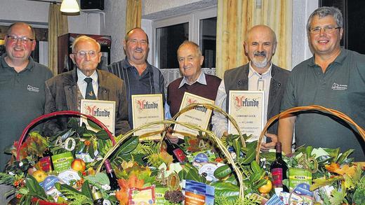 40 Jahre ASV Grabfeld: Die vier Gründungsmitglieder, hier neben Vorsitzendem Lothar Schmitt (links) und stellvertretendem Vorsitzenden Walter Benkert (rechts), erhielten Urkunden und Präsentkörbe. Das waren Franz Jahrsdörfer (von links), Gerhard Peckhaus, Heinrich Birkel und Gerhard Guck.