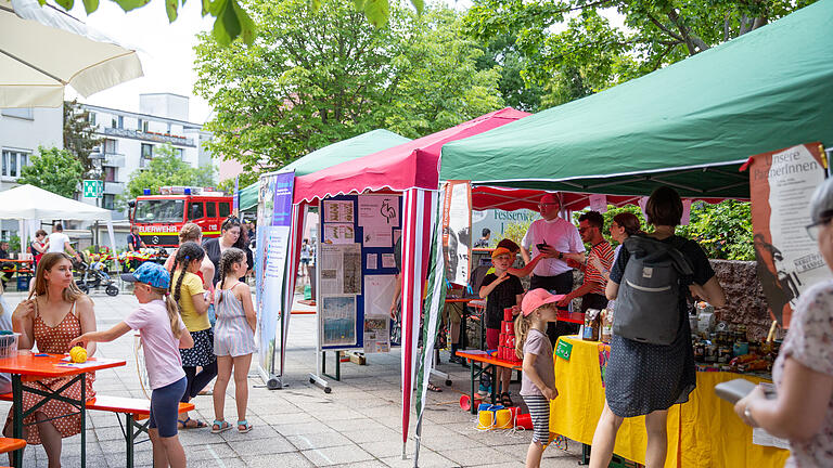 Beim alkoholfreien Stadtteilfest in Grombühl am Felix-Fechenbach-Haus gab es von Feuerwehr bis zu alkoholfreien Cocktails vieles  für die ganze Familie zu erleben am Sonntag, 25. Juni 2022.