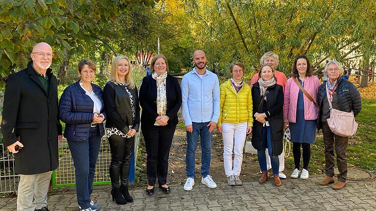 Lehrerinnen und Lehrer sowie Ehrenamtliche haben die Projektwoche der Gesundheit und Nachhaltigkeit möglich gemacht. Von links: Rene Gutermann (Amt für Sport und Schulen), Tanja Kärpf (Konrektorin), Sabrina Neckov (Rektorin),&nbsp; Stefanie Schiffer (Schulamtsdirektorin), Marco Forner (Schulleiter Auen-Mittelschule), Katrin Straßer, Monika Deeg, Eva Dümmler (Vorsitzende Jugend mit Zukunft e. V.), Theresa Glöckner, Ursula Erben.