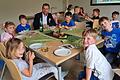 Kinder des Städtischen Kindergartens Kleinochsenfurt und OStD Andreas Breitenbacher.