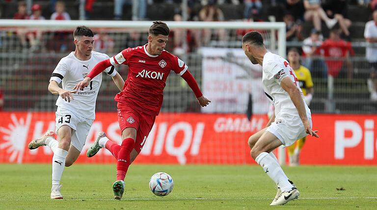 Mit Tempo zieht Kickers-Akteur Ivan Franjic hier an den Ingolstädtern Felix Keidel (links) und Lukas Fröde (rechts) vorbei. Mit Tempo zieht Kickers-Akteur Ivan Franjic hier an den Ingolstädtern Felix Keidel (links) und Lukas Fröde (rechts) vorbei.