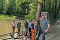 Besuch im Waldspielplatz Hundelshausen (von links): Jana Mai (Abteilungsleiterin Umwelt und Bau), Landrat Florian Töpper, Joachim Bördlein (Leiter Kreisbauhofstützpunkt Gerolzhofen), David Nicklaus (Leiter Tiefbauamt), Carsten Bernhardt, Reinhold Seufert und Maurice-Riccardo Schmitt (Leiter Kreisbauhof).