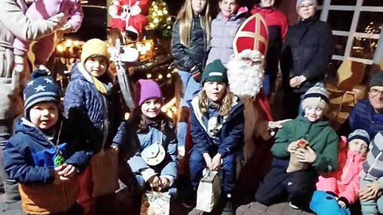 Die Coolen Gartenwölfe freuten sich mit mehreren anwesenden Elternteilen über ihre großzügigen Nikolausgeschenke. Direkt hinter dem Nikolaus mit rotem Oberteil, Jana Noack, die Gruppenleiterin. Die Coolen Gartenwölfe freuten sich mit mehreren anwesenden Elternteilen über ihre großzügigen Nikolausgeschenke. Direkt hinter dem Nikolaus mit rotem Oberteil, Jana Noack, die Gruppenleiterin.