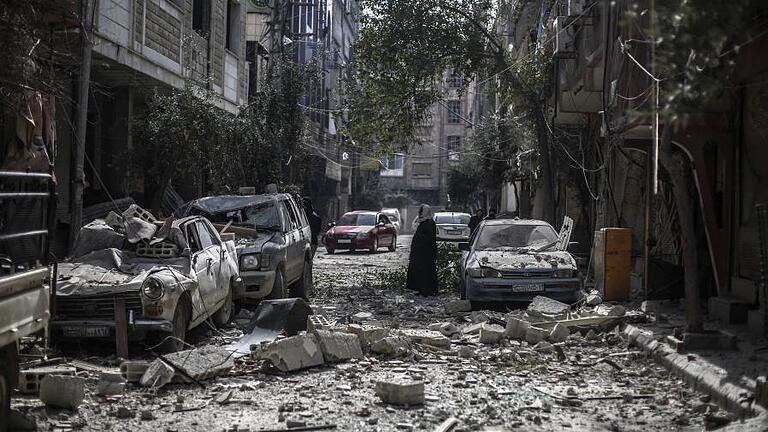 Syrien - Douma       -  Nach einem Luftangriff: Eine Straße im syrischen Douma.