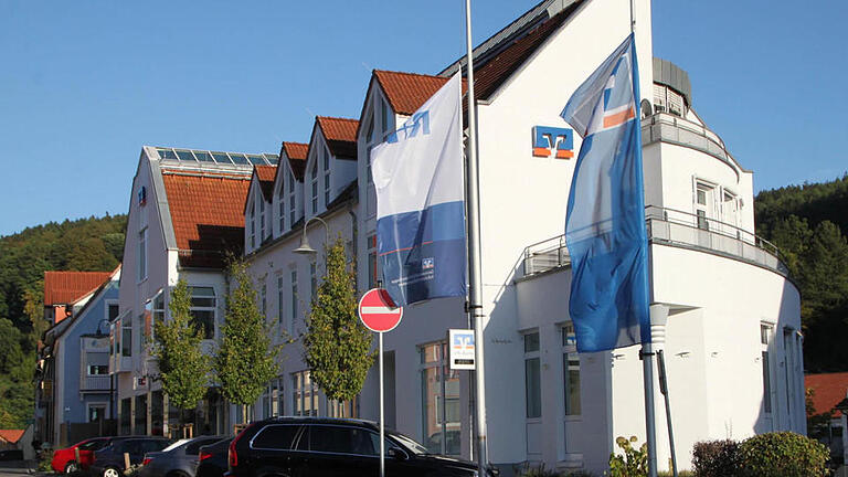 Die Geschäftsstelle der VR-Bank in Bad Brückenau. Foto: Ulrike Müller - Die Geschäftsstelle der VR-Bank in Bad Brückenau. Foto: Ulrike Müller Die Geschäftsstelle der VR-Bank in Bad Brückenau. Foto: Ulrike Müller - Die Geschäftsstelle der VR-Bank in Bad Brückenau. Foto: Ulrike Müller