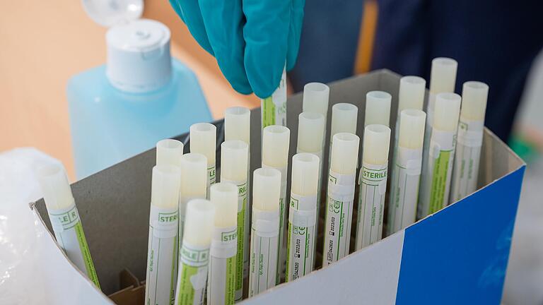 Infektionszahlen melden, Kontaktdaten erfassen, Testergebnisse auswerten: Sind Bayerns Gesundheitsämter technisch gut genug ausgerüstet, um in Zeiten der Corona-Pandemie zu bestehen? Infektionszahlen melden, Kontaktdaten erfassen, Testergebnisse auswerten: Sind Bayerns Gesundheitsämter technisch gut genug ausgerüstet, um in Zeiten der Corona-Pandemie zu bestehen?