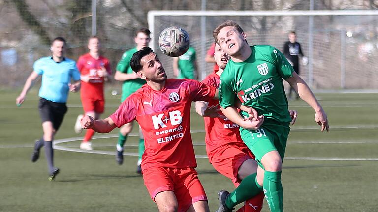 Versucht haben sie es, aber auch in Hof blieben die Sander (rechts Luca Zeiß im Kopfballduell in einer früheren Partie mit dem Chamcer Ilhami Medineli) ohne zählbaren Erfolg. Versucht haben sie es, aber auch in Hof blieben die Sander (rechts Luca Zeiß im Kopfballduell in einer früheren Partie mit dem Chamcer Ilhami Medineli) ohne zählbaren Erfolg.