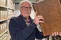 Geschafft: Über mehr als 900 Regalmeter verfügt das modern ausgestattet Archiv im Keller der Stadtverwaltung. Manfred Schneider hat alle Bände und Ordner eigenhändig einsortiert.