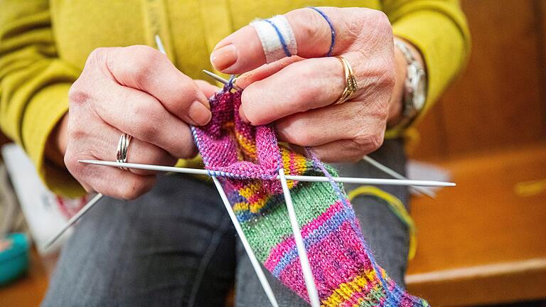Strickwaren vom Feinsten gab es beim Adventsmarkt. Strickwaren vom Feinsten gab es beim Adventsmarkt.