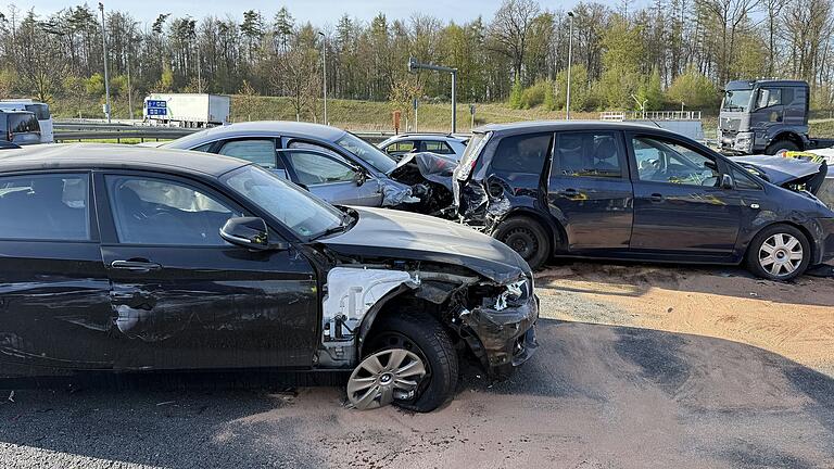 Am Freitagnachmittag ereigneten sich auf der A3 zwischen Würzburg und Frankfurt gleich mehrere Folge-Unfälle bei einem Stau nacheinander. Beim ersten Unfall waren acht Fahrzeuge beteiligt, beim zweiten zwei Lastwagen und ein Wohnmobil. Später krachten noch weitere sieben Fahrzeuge ineinander. Am Freitagnachmittag ereigneten sich auf der A3 zwischen Würzburg und Frankfurt gleich mehrere Folge-Unfälle bei einem Stau nacheinander. Beim ersten Unfall waren acht Fahrzeuge beteiligt, beim zweiten zwei Lastwagen und ein Wohnmobil. Später krachten noch weitere sieben Fahrzeuge ineinander.