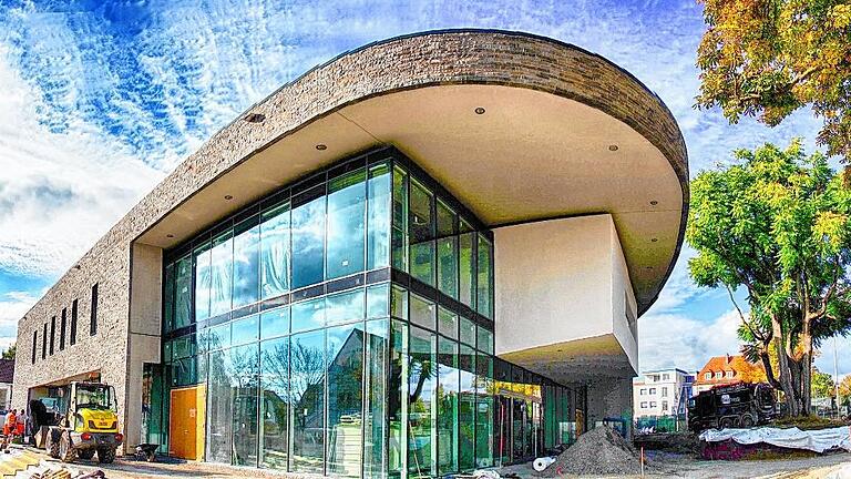 Geht ihrer Vollendung entgegen: Die Bad Neustädter Stadthalle wird am 17. März offiziell eröffnet. Geht ihrer Vollendung entgegen: Die Bad Neustädter Stadthalle wird am 17. März offiziell eröffnet.
