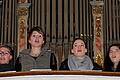 Helle Stimmen von der Empore der St.-Laurentius-Kirche: Der Chor des Balthasar-Neumann-Gymnasiums sang zu Einstimmung auf das Weihnachtsfest.