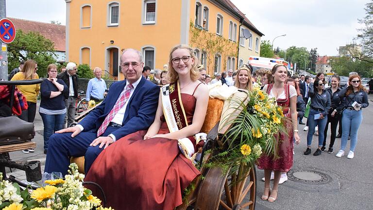 Uffenheims Maienkönigin Carolin Lampe wurde in der Kutsche vom Schirmherrn, Regierungspräsident . Thomas Bauer, begleitet. Rund 70 Gruppen nahmen am Festzug teil. Uffenheims Maienkönigin Carolin Lampe wurde in der Kutsche vom Schirmherrn, Regierungspräsident . Thomas Bauer, begleitet. Rund 70 Gruppen nahmen am Festzug teil.