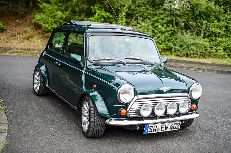 Spaßfahrzeug für den Alltag: Werner Jegers fährt einen Mini 35. Ein Sondermodell, das anlässlich des 35. Produktionsjahres 1994 in den Handel kam. Spaßfahrzeug für den Alltag: Werner Jegers fährt einen Mini 35. Ein Sondermodell, das anlässlich des 35. Produktionsjahres 1994 in den Handel kam.