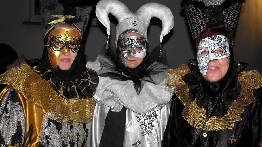 Venedig lässt grüßen beim Altweiberfasching in Bischofsheim.  Foto: Barbara Enders       -  Venedig lässt grüßen beim Altweiberfasching in Bischofsheim.  Foto: Barbara Enders