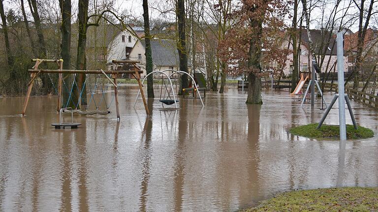 Der Spielplatz in der Gemeinde Höchheim stand unter Wasser. Der Spielplatz in der Gemeinde Höchheim stand unter Wasser.
