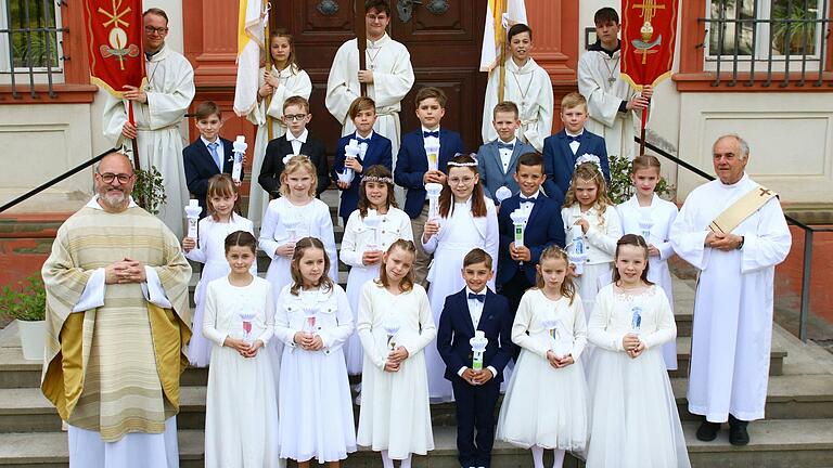 Erinnerungsfoto an einen besonderen Tag, der Tag der ersten heiligen Kommunion. Insgesamt 19 Kinder aus der Großgemeinde Prichsenstadt empfingen in Kirchschönbach ihre erste heilige Kommunion. Nach dem Gottesdienst gab es zusammen mit Pater Isaak Grünberger - OSB, Diakon Karl Leiderseder und den Ministranten ein Erinnerungsfoto auf der historischen Kirchschönbacher Schlosstreppe. Erinnerungsfoto an einen besonderen Tag, der Tag der ersten heiligen Kommunion. Insgesamt 19 Kinder aus der Großgemeinde Prichsenstadt empfingen in Kirchschönbach ihre erste heilige Kommunion. Nach dem Gottesdienst gab es zusammen mit Pater Isaak Grünberger - OSB, Diakon Karl Leiderseder und den Ministranten ein Erinnerungsfoto auf der historischen Kirchschönbacher Schlosstreppe.
