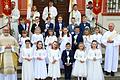 Erinnerungsfoto an einen besonderen Tag, der Tag der ersten heiligen Kommunion. Insgesamt 19 Kinder aus der Großgemeinde Prichsenstadt empfingen in Kirchschönbach ihre erste heilige Kommunion. Nach dem Gottesdienst gab es zusammen mit Pater Isaak Grünberger - OSB, Diakon Karl Leiderseder und den Ministranten ein Erinnerungsfoto auf der historischen Kirchschönbacher Schlosstreppe.